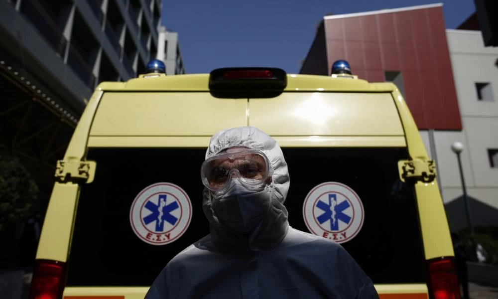 Κορονοϊός: Η "πρώτη γραμμή" - Το κέντρο διαχείρισης του ΕΚΑΒ